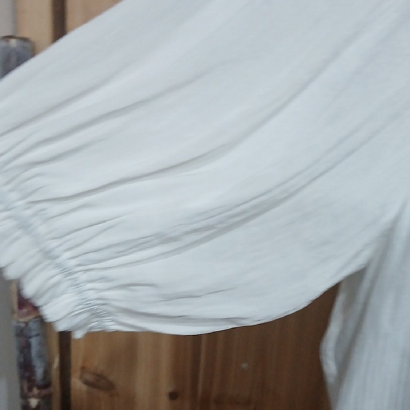 Chic White Ruffle Blouse - Picture 4 of 8